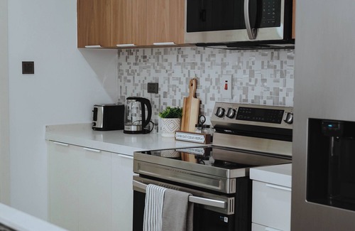 Barbican Apartamento | Stylish 1BR Kingston apartment with Sunset Pool, gym. Near Bob Marley Museum