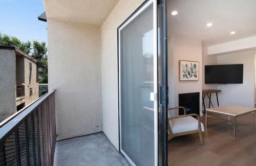 Van Nuys Apartamento | Stylish 1BR Near Universal Studios with Parking