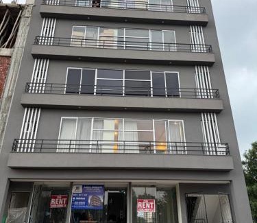 Bahria Town Apartamento | Stylish 1BR Retreat with Pool Table