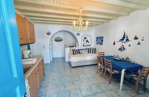 Ornos Apartamento | Stylish 2 Bd Escape Apt with Patio at Ornos Beach