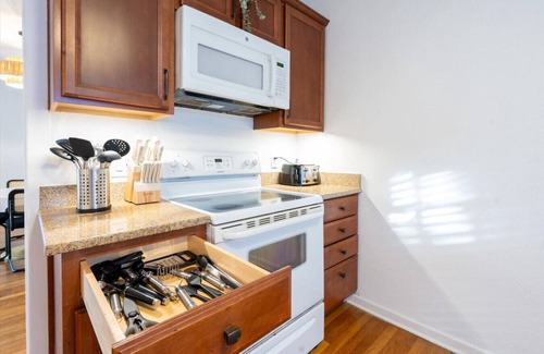 West Plaza Casa | Stylish 2 bd Stay Near Plaza & UMKC