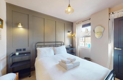 Moffat Casa | Stylish 2-Bed Cottage with Courtyard Garden Near South Ealing Tube Station