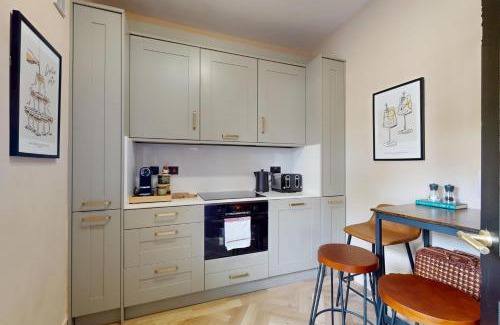Moffat Casa | Stylish 2-Bed Cottage with Courtyard Garden Near South Ealing Tube Station