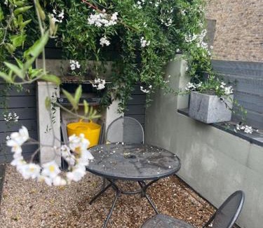 Moffat Casa | Stylish 2-Bed Cottage with Courtyard Garden Near South Ealing Tube Station