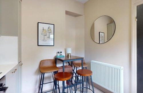 Moffat Casa | Stylish 2-Bed Cottage with Courtyard Garden Near South Ealing Tube Station