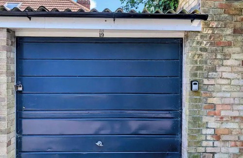 Sutton West Apartamento | Stylish 2-Bed Gem in Sutton - Your Cozy Retreat!