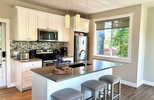 Glenmore Casa | Stylish 2-Bed Modern Home: Private Backyard, Deck & Patio, Short Ride to Lake