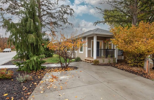 Glenmore Casa | Stylish 2-Bed Modern Home: Private Backyard, Deck & Patio, Short Ride to Lake
