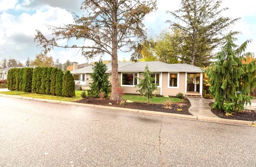 Glenmore Casa | Stylish 2-Bed Modern Home: Private Backyard, Deck & Patio, Short Ride to Lake