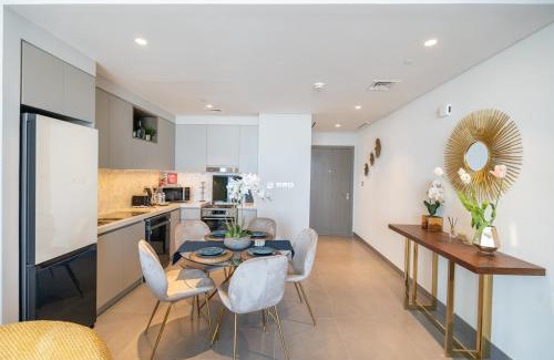 Dubai Apartamento | Stylish 2-Bed Oasis with Pool in Peaceful Creek Harbour