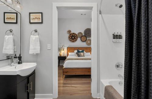 Hillsboro Village Casa | STYLISH 2 Bedroom 3 Bed Near Restaurants and Vandy