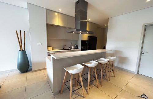 Pointe aux Canonniers Apartamento | Stylish 2 Bedroom Apartment in Pereybere, close to the beach and amenities.