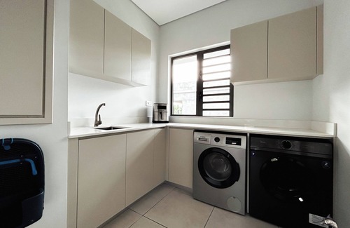 Pointe aux Canonniers Apartamento | Stylish 2 Bedroom Apartment in Pereybere, close to the beach and amenities.