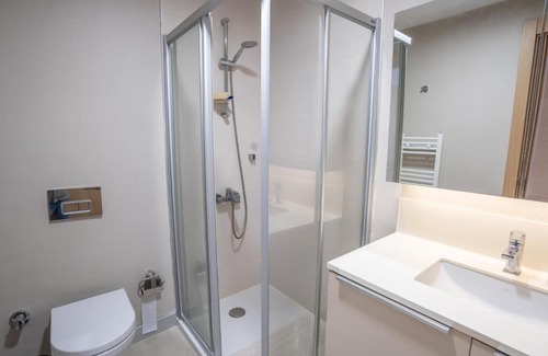 Bagcilar Apartamento | Stylish 2 Bedroom Apt with amazing view Pool/Wifi