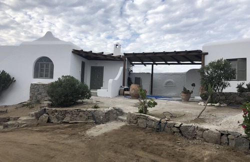 Drafaki Casa | Stylish 2 Bedroom Holiday Home with Spectacular Views