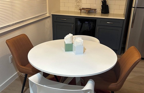 Barrington Oaks Casa | Stylish 2 bedroom house with office in Austin, near Domain,Apple,Downtown,Dell