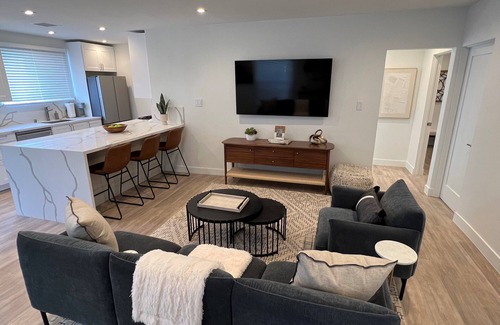 Mid-City Casa | Stylish 2 Bedroom Home in Santa Monica