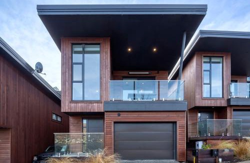 Frankton Casa | Stylish 2-BR Home, Scenic Balcony, Key Amenities