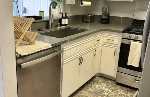Valencia Condominio | Stylish 2bd/2ba condo 4 miles from Six Flags! Sleeps 6