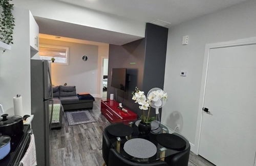 West Edmonton Casa | Stylish 2BD Basement Suite Close to WEM