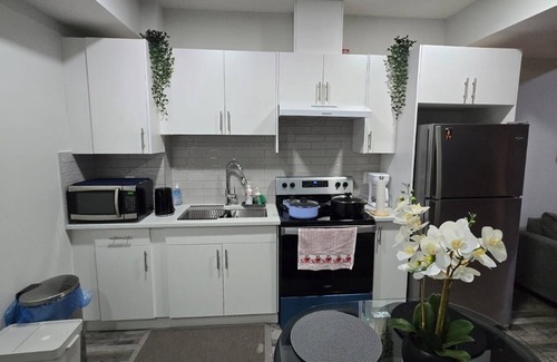 West Edmonton Casa | Stylish 2BD Basement Suite Close to WEM