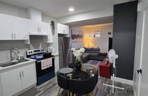 West Edmonton Casa | Stylish 2BD Basement Suite Close to WEM