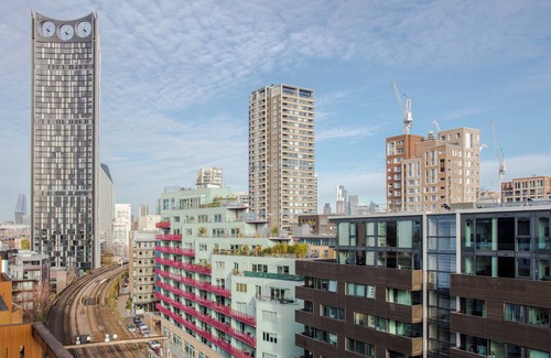 Walworth Condominio | Stylish 2BD Flat with Balcony and City Views