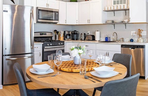 St. Louis Casa | Stylish 2BR/2BA House in The Grove w/Free Parking