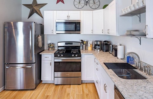 St. Louis Casa | Stylish 2BR/2BA House in The Grove w/Free Parking