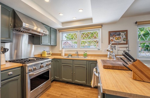 Red Lodge Casa | Stylish 2BR/2BA Retreat – Pet-Friendly, Patio, Workspace. Wifi.