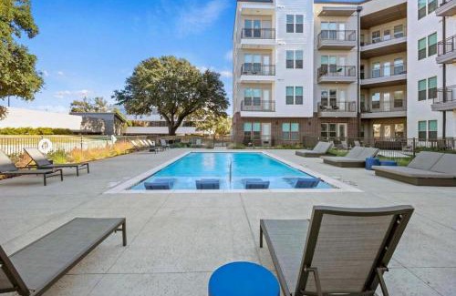 Far North Dallas Apartamento | Stylish 2BR Apartment, Near Galleria Dallas, Free Parking, Gym & Pool