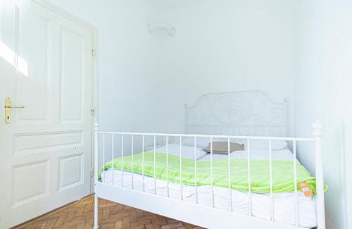 Matzleinsdorf Apartamento | Stylish 2BR Apt for Groups, Up to 5P at Margareten