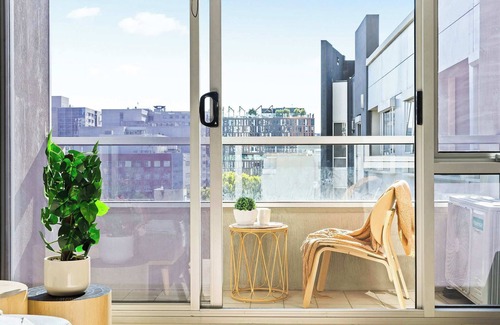 Carlton South Apartamento | Stylish 2BR Apt Steps from Vic Market with Parking