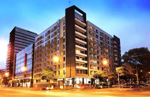 Carlton South Apartamento | Stylish 2BR Apt Steps from Vic Market with Parking