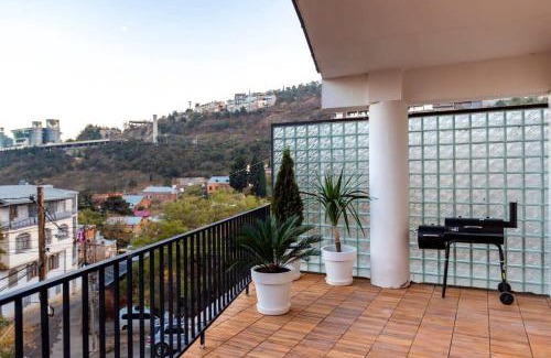 Sololaki Apartamento | Stylish 2BR apt w huge terrace in Old Tbilisi