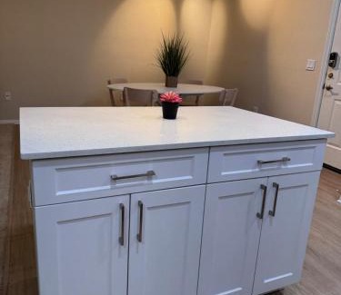 Valencia Apartamento | Stylish 2BR Condo with Amenities Near Six Flags