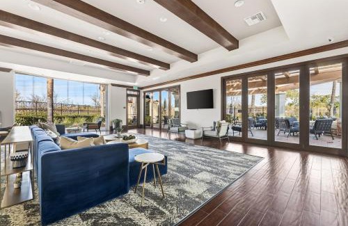 Valencia Apartamento | Stylish 2BR Condo with Amenities Near Six Flags