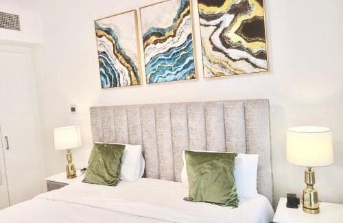 Ras Al Khaimah Apartamento | Stylish 2BR Duplex Apartment with Balcony & Access to Pool
