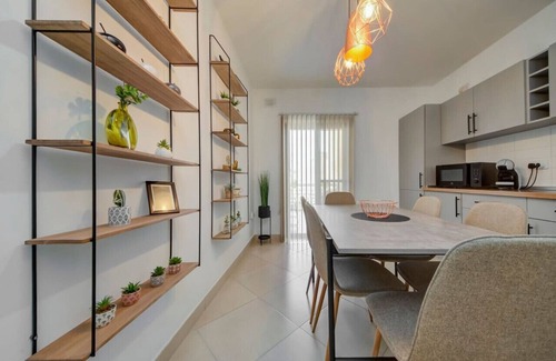 Luqa Apartamento | Stylish 2BR home with Spacious Terrace in Luqa