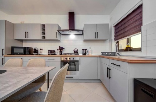 Luqa Apartamento | Stylish 2BR home with Spacious Terrace in Luqa