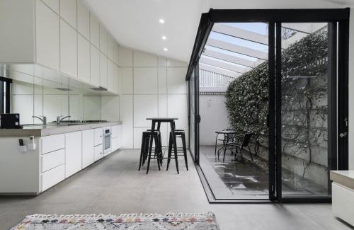 South Melbourne Casa | Stylish 2BR House Walk to Parks & Cafès