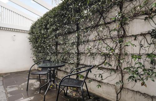 South Melbourne Casa | Stylish 2BR House Walk to Parks & Cafès