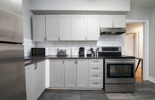 Cote-Des-Neiges—Notre-Dame-De-Grace Apartamento | Stylish 2BR in Montreal
