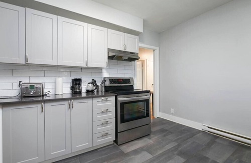 Cote-Des-Neiges—Notre-Dame-De-Grace Apartamento | Stylish 2BR in Montreal