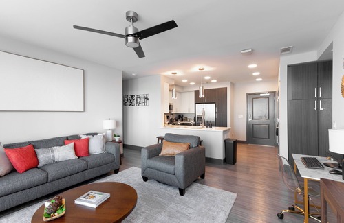West End Apartamento | Stylish 2BR Nashville Retreat – Near Shops, Dining, and Live Music