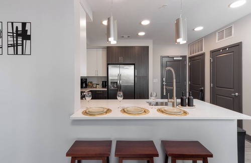West End Apartamento | Stylish 2BR Nashville Retreat – Near Shops, Dining, and Live Music
