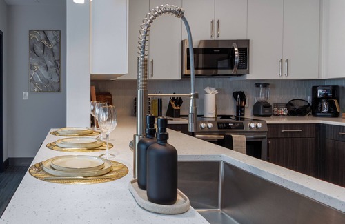 West End Apartamento | Stylish 2BR Nashville Retreat – Near Shops, Dining, and Live Music