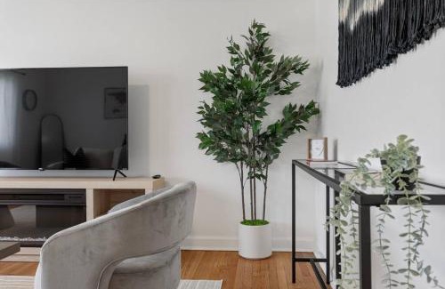 Des Plaines Apartamento | Stylish 2BR Near O'Hare Modern & Easy Access