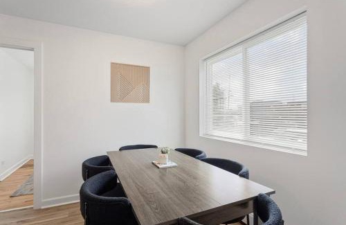Des Plaines Apartamento | Stylish 2BR Near O'Hare Modern & Easy Access