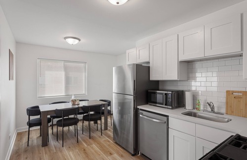 Des Plaines Apartamento | Stylish 2BR Near O'Hare, Modern & Easy Access